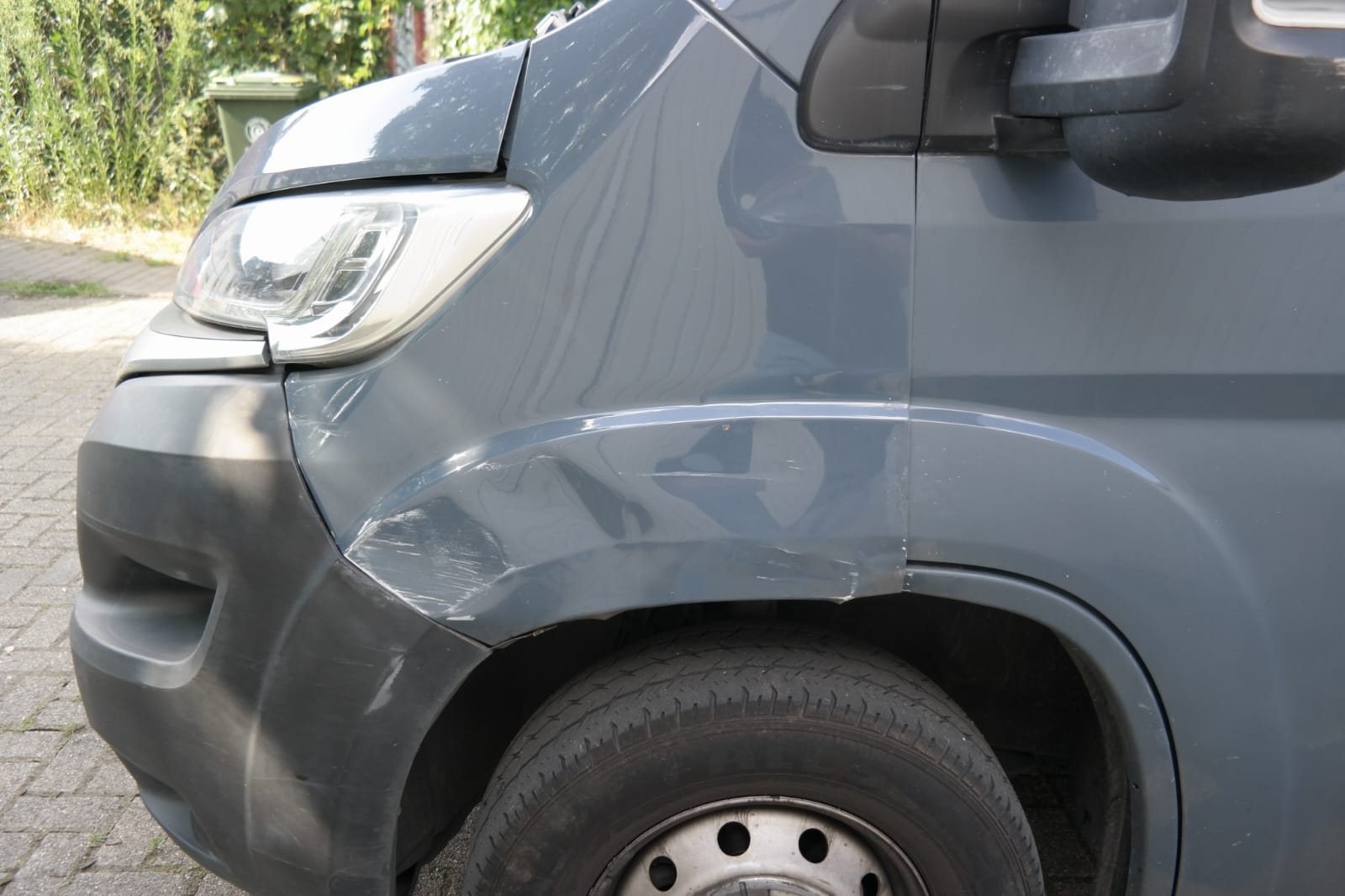 KFZ Gutachter bei detaillierter Schadensaufnahme und Unfallgutachten in Bottrop